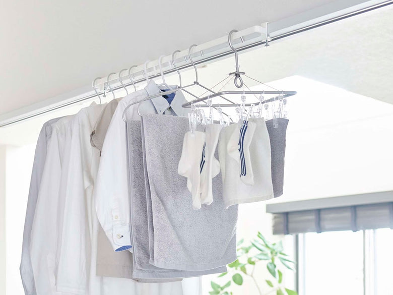 室内物干しハンガーバーに衣類が掛かっている