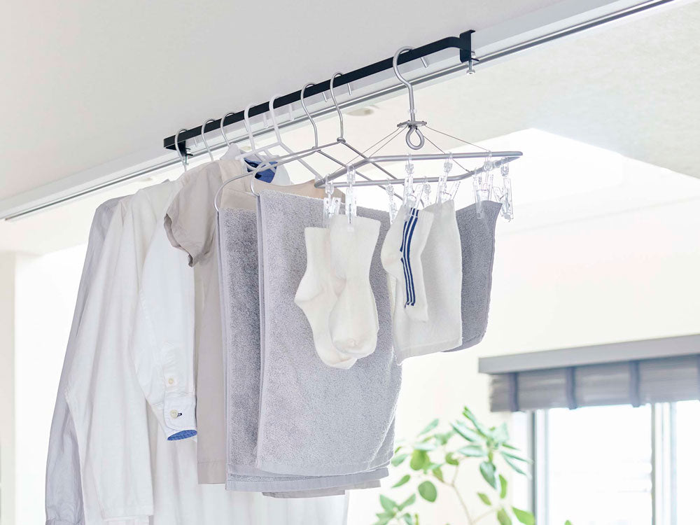 スチール製室内物干しハンガーバーに掛けた衣類