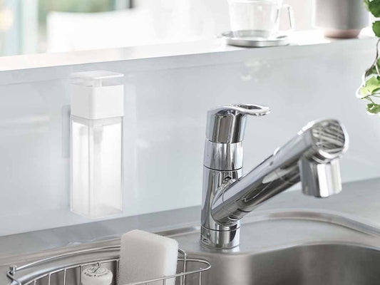 プレート片手出しフィルムフックディスペンサーがキッチンシンクに設置