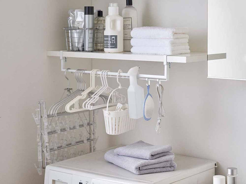 Yamazakiタワー伸縮棚下収納ハンガーが棚に掛けられています