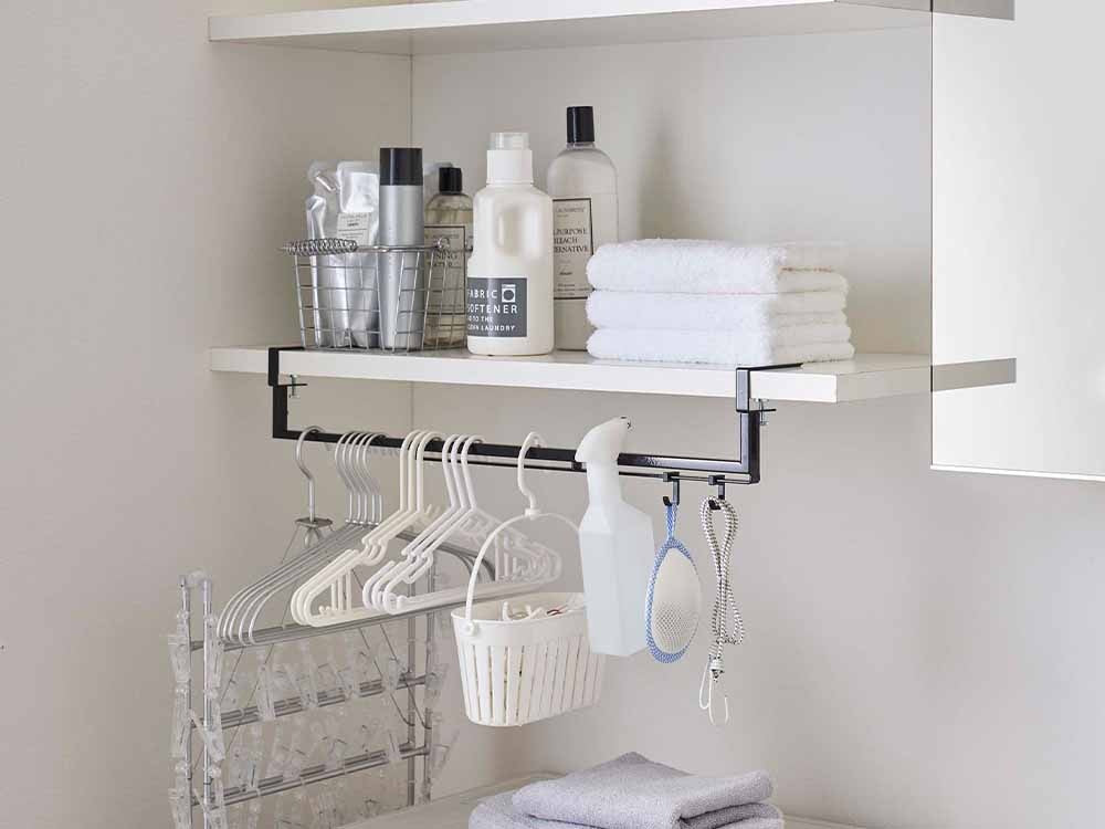 キッチンに設置されたヤマザキ・タワーの伸縮棚下収納ハンガー