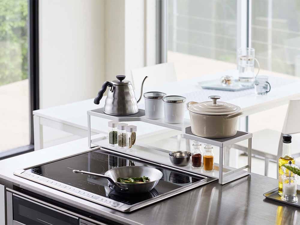 スチール製の排気口カバー付きコンロ奥ラック