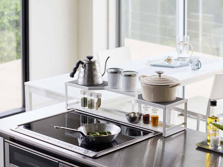 スチール製の排気口カバー付きコンロ奥ラック