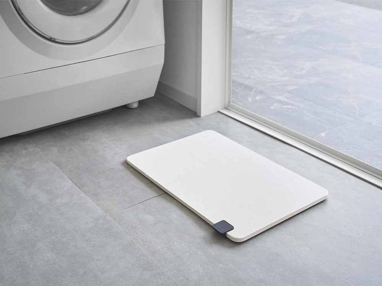 珪藻土製タワーフックがバスマットを支えている