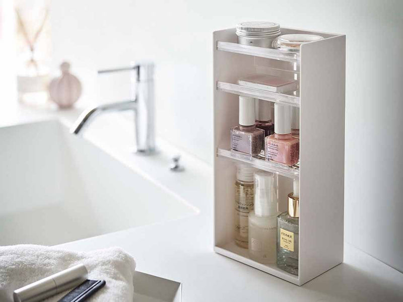 タワーコスメ収納ケースと他の収納ケースが並ぶバスルームの棚