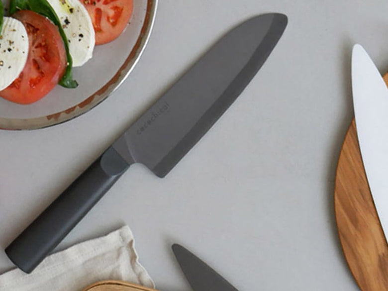 京セラのココチカルシリーズ多用途セラミックナイフセットがキッチンカウンター上に整然と並べられている画像