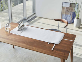 木製テーブル上のシリコーンアイロンマット