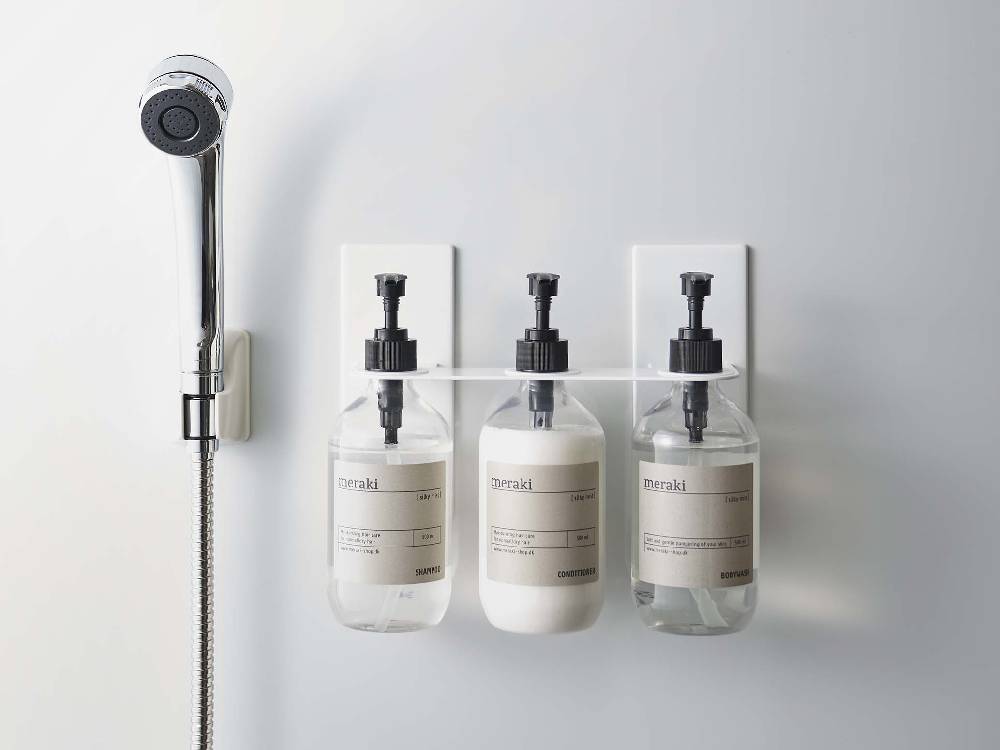 浴室に設置されたタワーマグネットディスペンサーホルダー