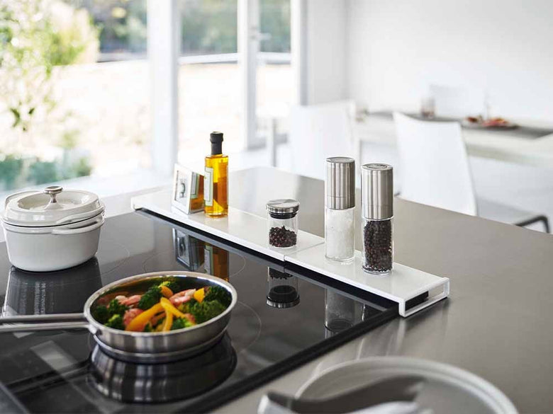 タワーの伸縮排気口カバーがコンロ上に設置されている