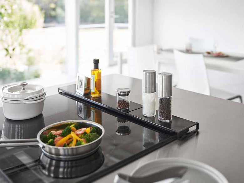 タワーの伸縮排気口カバーがキッチンカウンターに設置されている様子