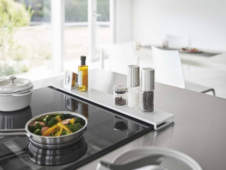 タワー排気口カバー フラットタイプがキッチンに設置された様子