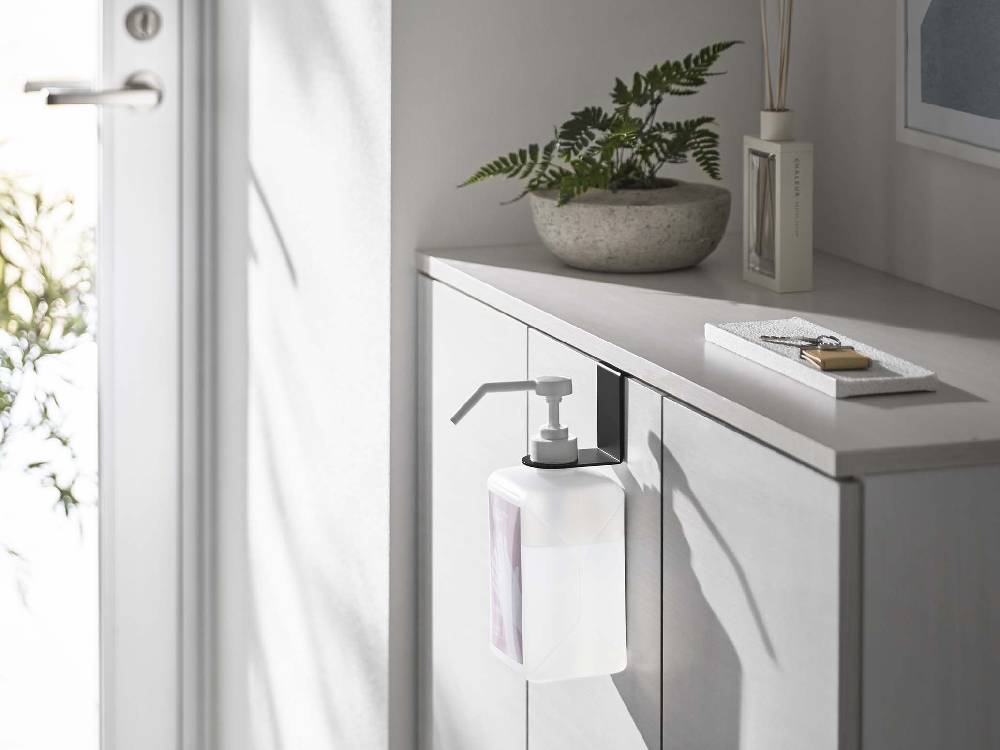 浴室に掛けられたスマートのアルコール除菌ボトルホルダー