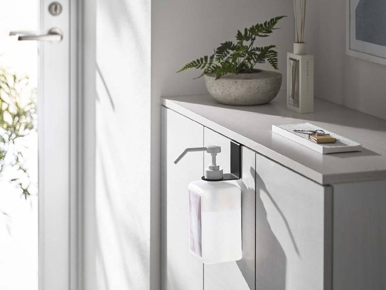 浴室に掛けられたスマートのアルコール除菌ボトルホルダー