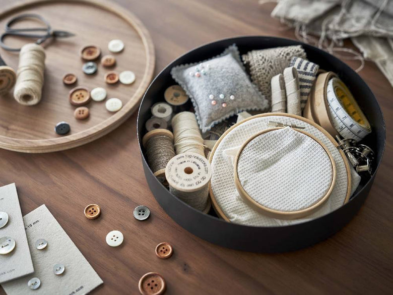 RINリン蓋付きスチール収納ケース、天然木とシルバーボタン