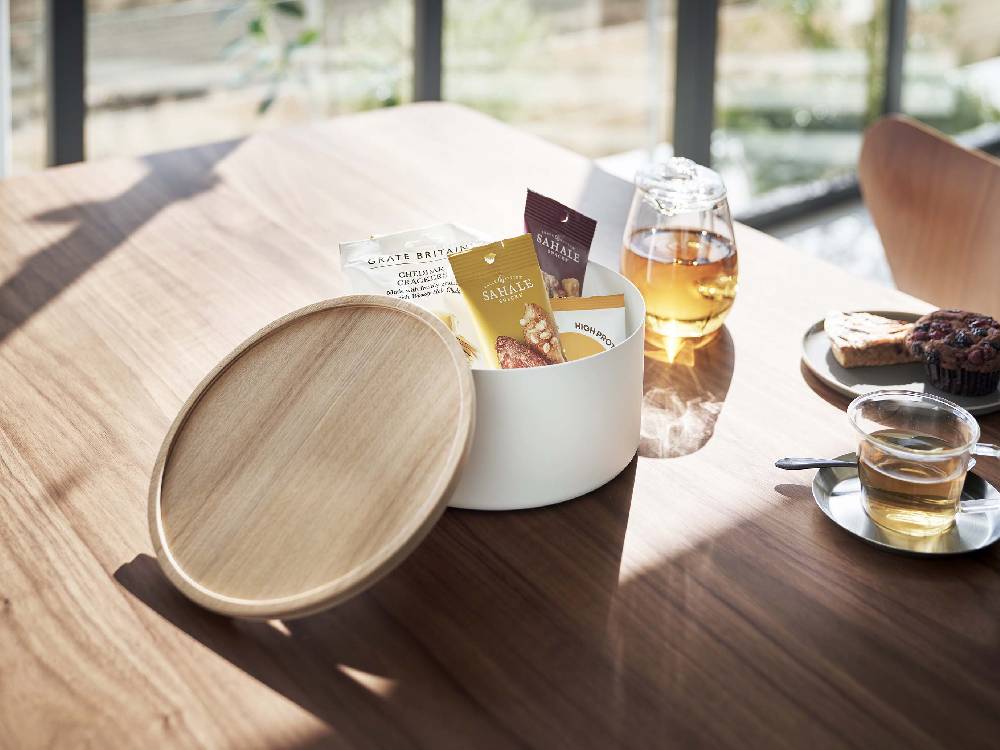 RIN蓋付き収納ケースにカップや皿が入っている