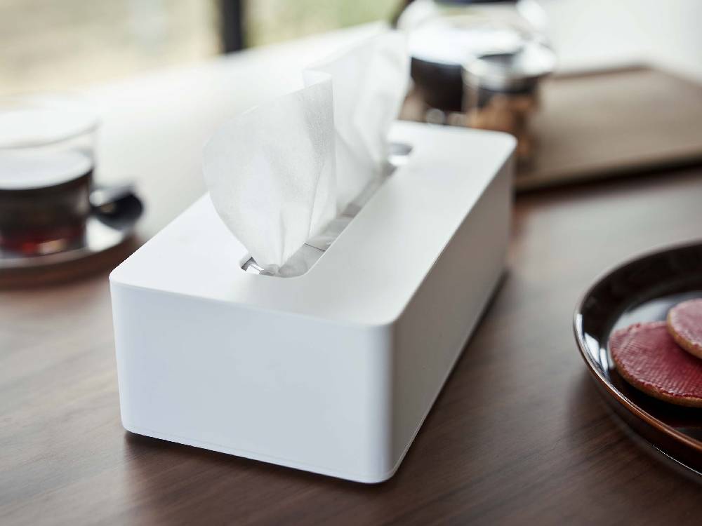 壁に取り付けられたシルバーのタワーコンパクトティッシュケース