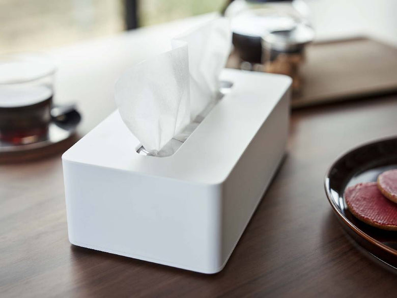 壁に取り付けられたシルバーのタワーコンパクトティッシュケース