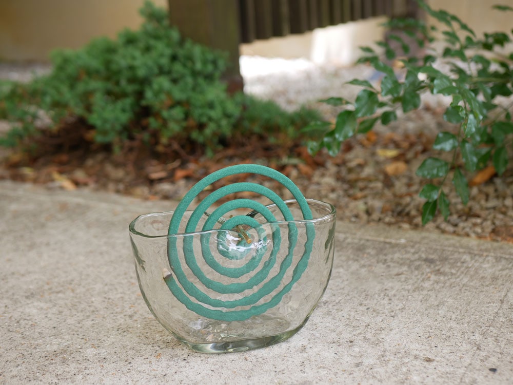 スパイラルデザインのガラス蚊取り線香ホルダー