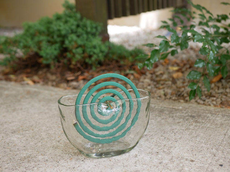 スパイラルデザインのガラス蚊取り線香ホルダー