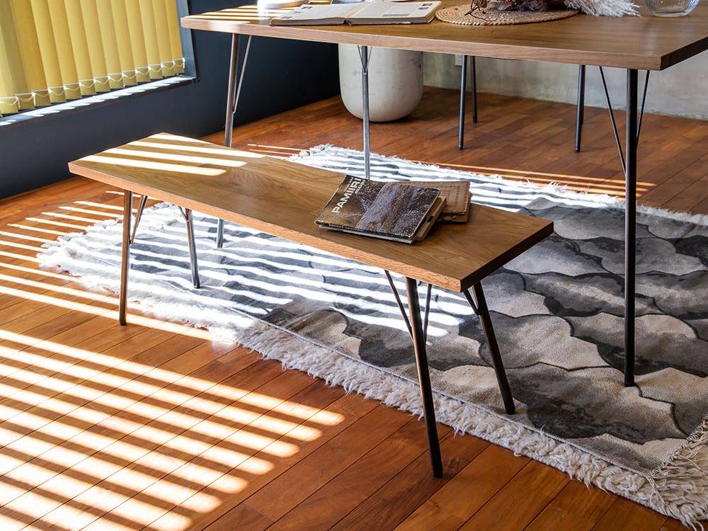 木の床に置かれたブラウンのソウベンチ