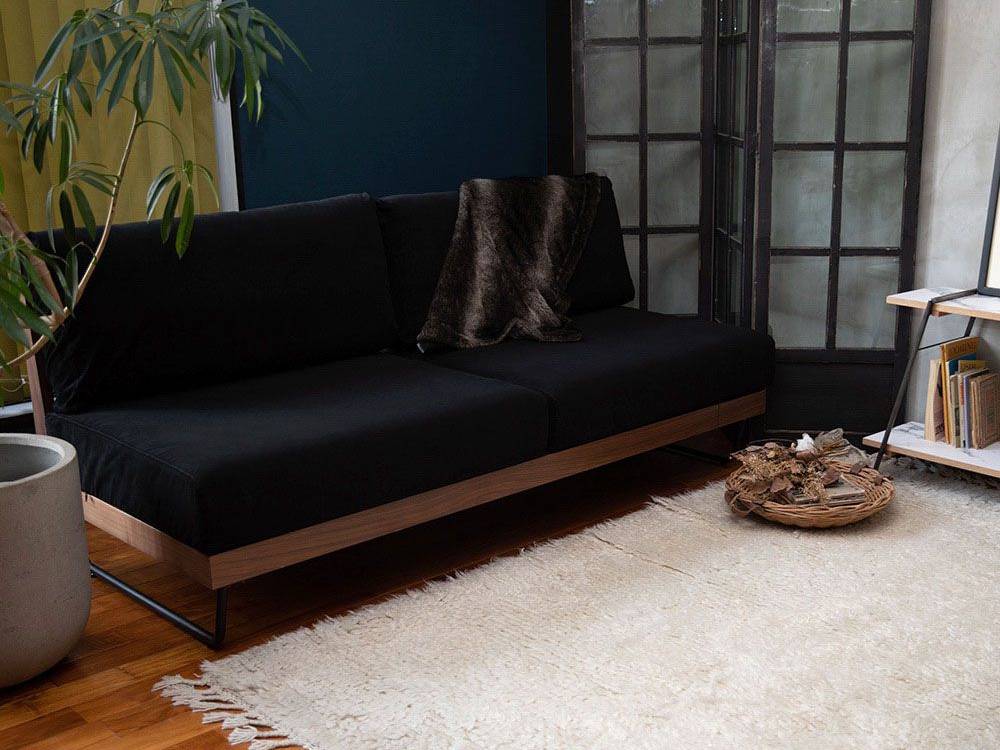 ウォルナットフレームのウェルメ3人掛けソファ