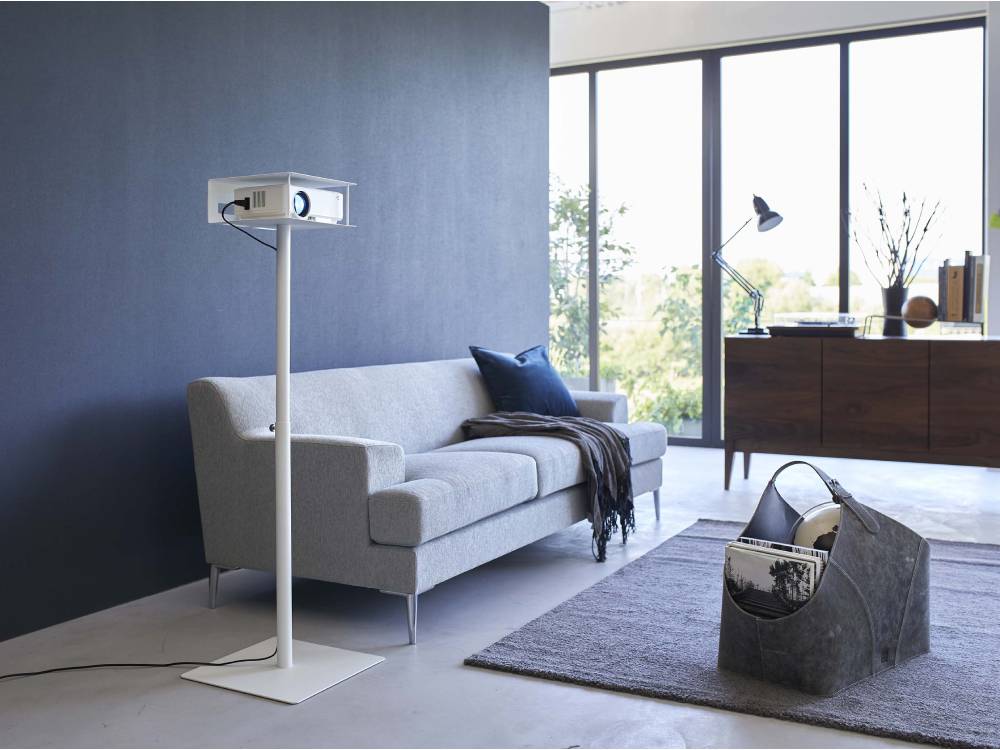 tower/Yamazakiの高さ伸縮プロジェクタースタンドが設置されたリビングルーム