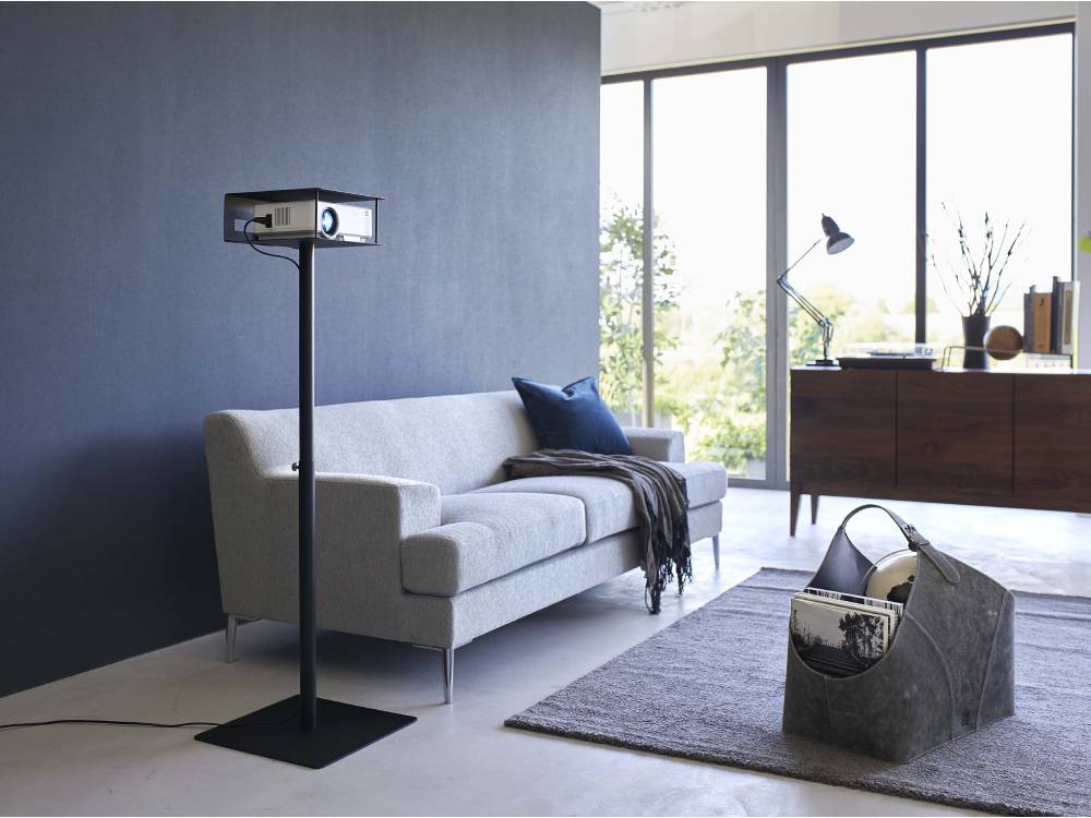 高さ伸縮プロジェクタースタンドが配置されたリビングルーム