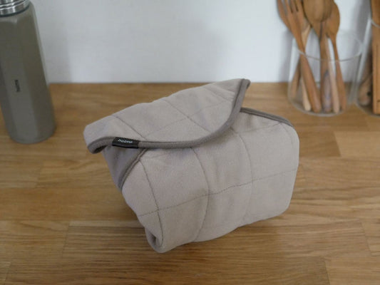 CB JAPAN holmsデイラップバッグが木の床に配置されています