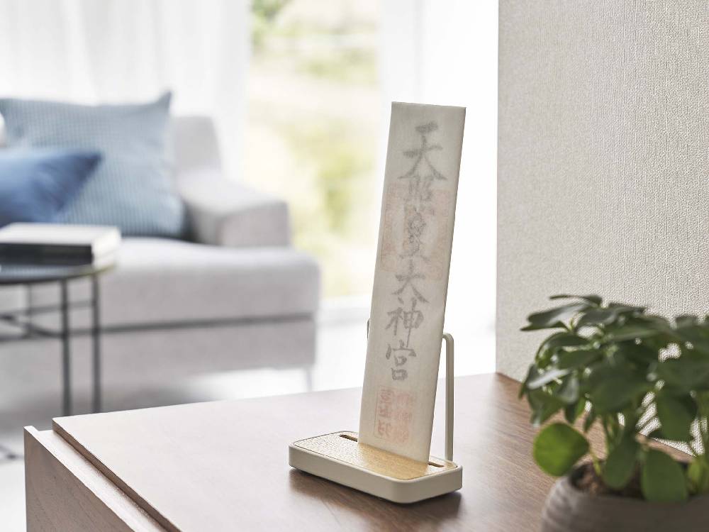 towerブランドの神札スタンドとボックス、観葉植物と花瓶