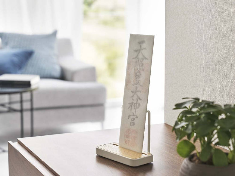 towerブランドの神札スタンドとボックス、観葉植物と花瓶