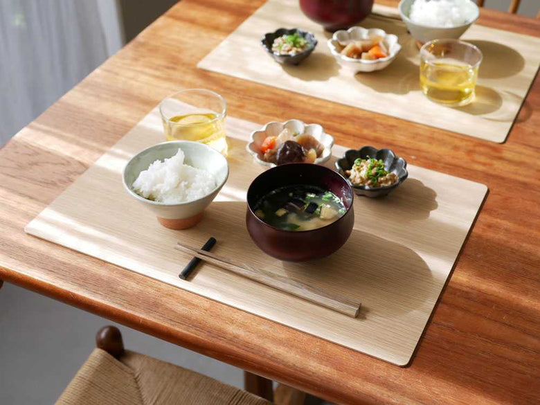 タツクラフトのバスクランチョンマットと食器が並ぶテーブル