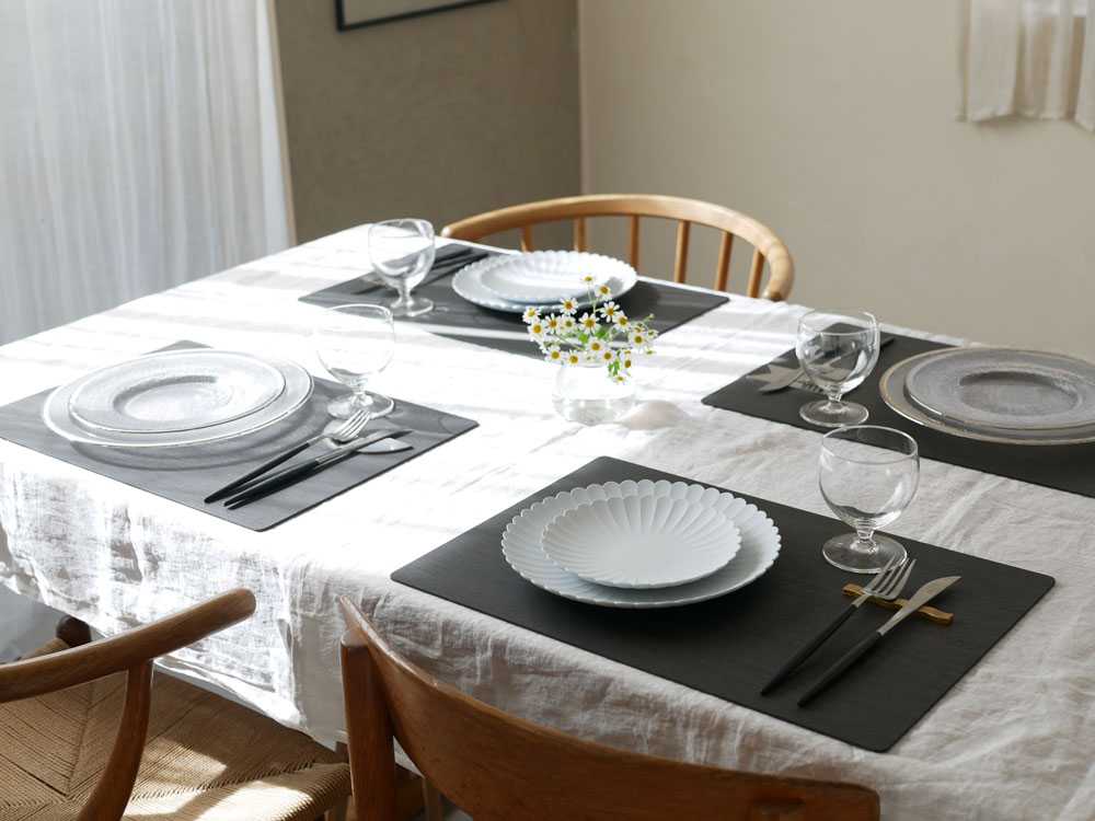 バスクランチョンマットと食器がセットされたテーブル