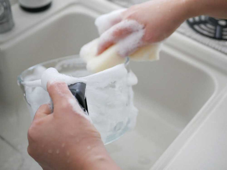 ガラスノンフライオーブンpottilを手で洗浄