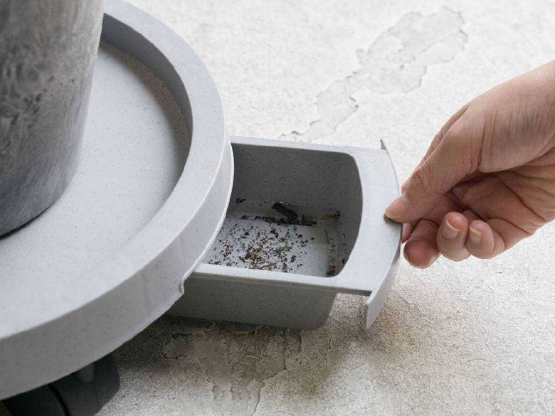 動かせるプランツトレイがコンクリートの床に置かれている