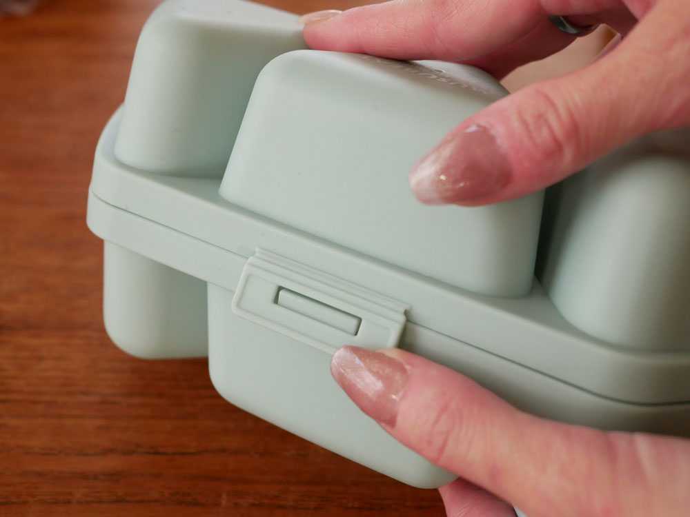 プラスチック製のケース兼おにぎりメーカー