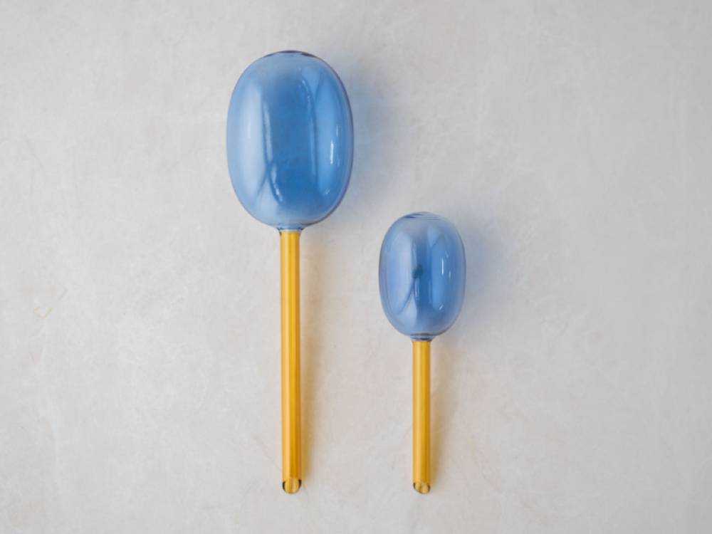 青色の耐熱ガラス製自動給水器