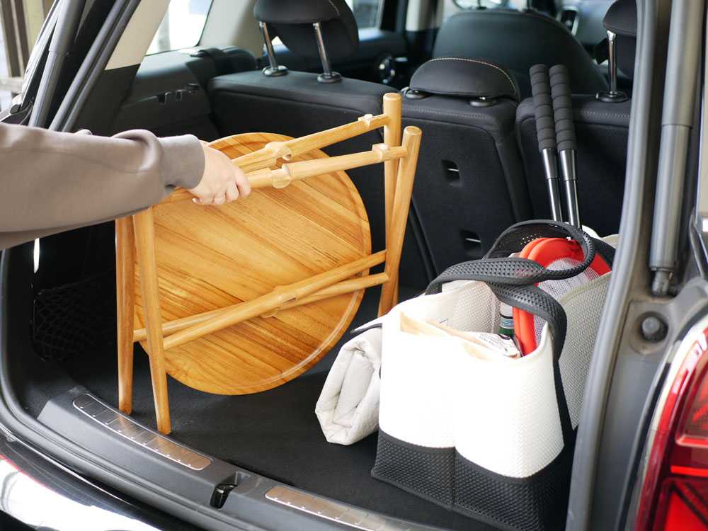 チーク材の折りたためるサイドテーブル