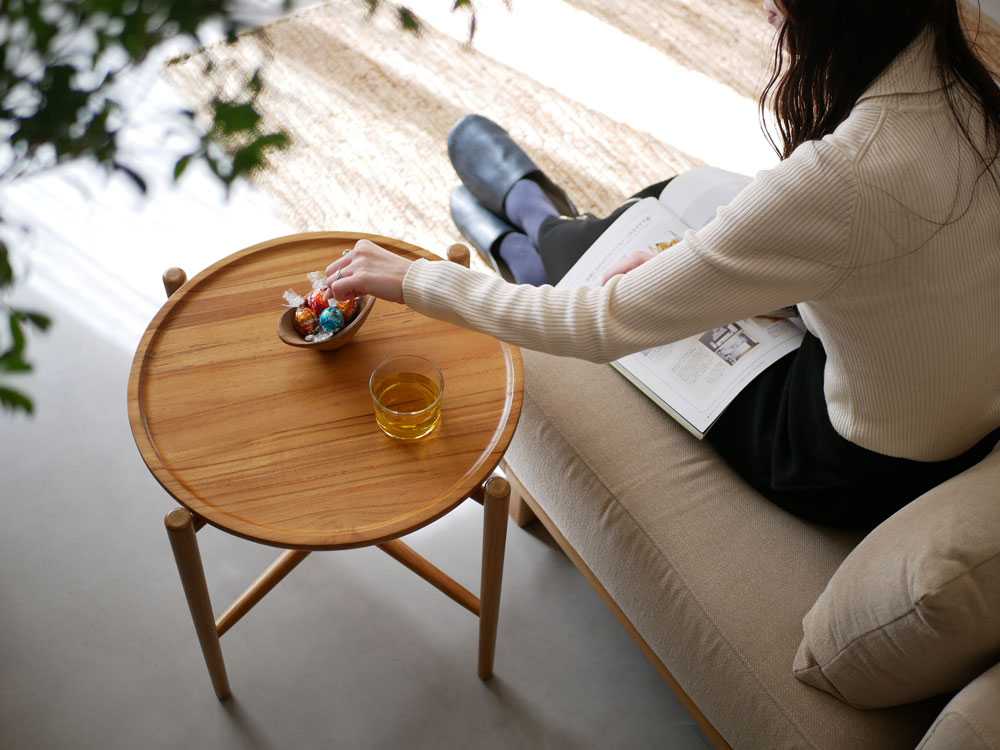 チーク材の折りたたみサイドテーブル