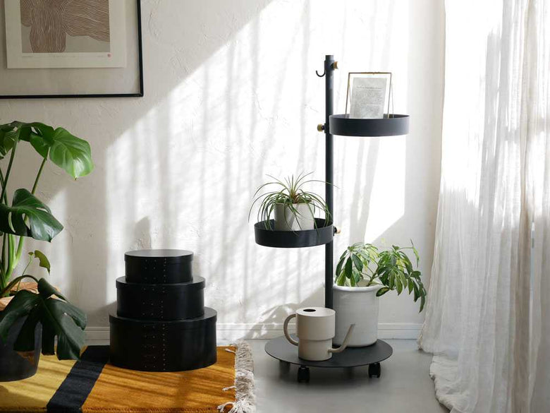 うごくプランターラックに花鉢と花瓶が配置された植物ディスプレイ