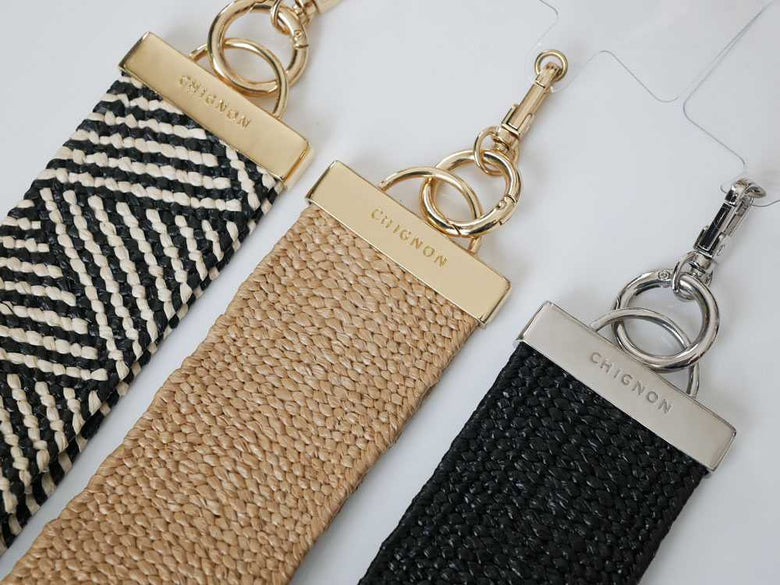 CHIGNON シニヨンシルバーレザーのスマホハンドストラップ