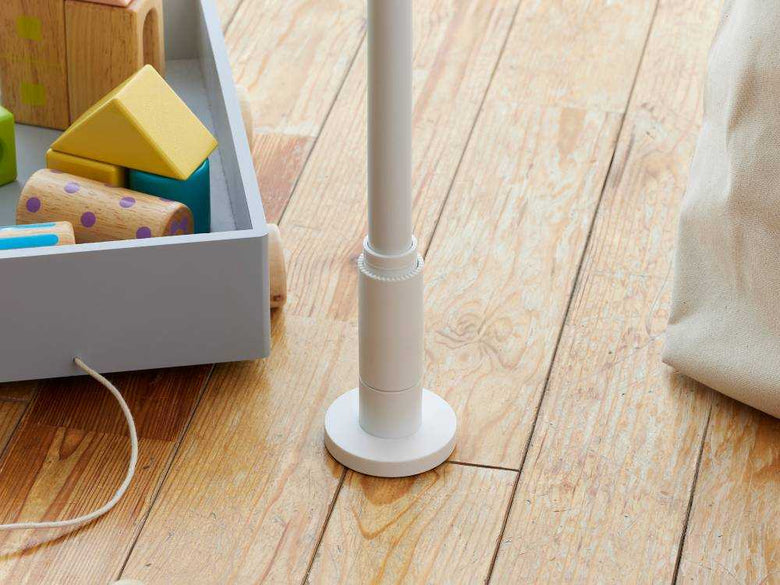 ホワイトとブラックのペット用植物セットが床に設置されている