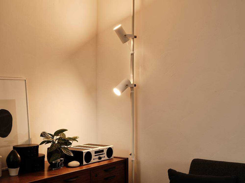 ドローアラインのシリンダー型フロアライトとランプシェード