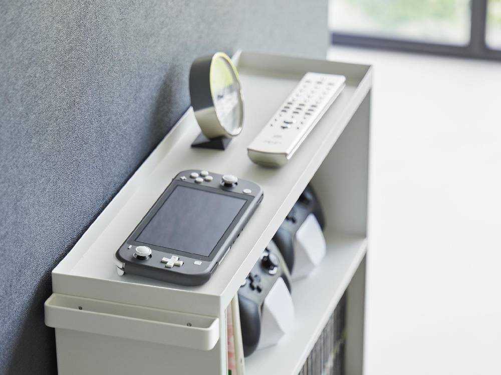 白色のタワー型ハンドル付きコミックラック