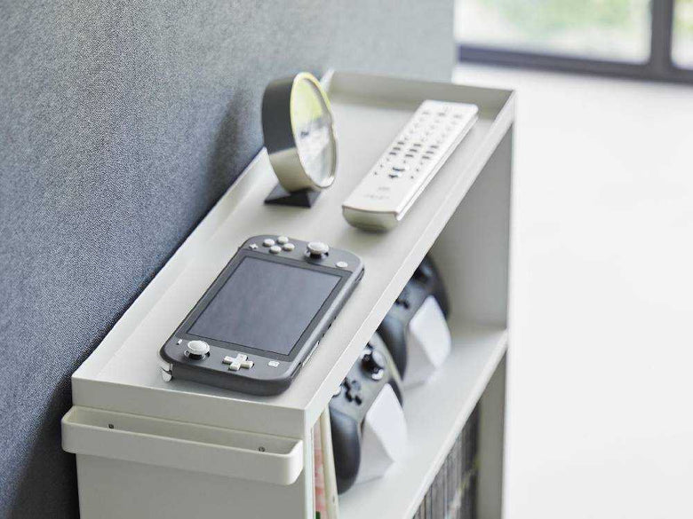 白色のタワー型ハンドル付きコミックラック