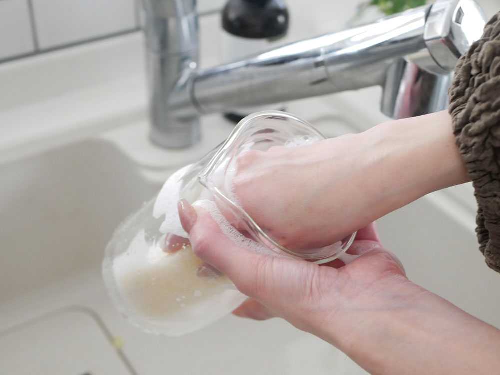 シンクに置かれたダブルウォールカラフェと水のボトル