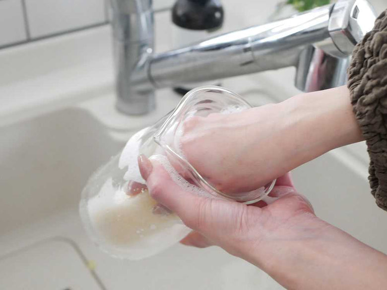 シンクに置かれたダブルウォールカラフェと水のボトル