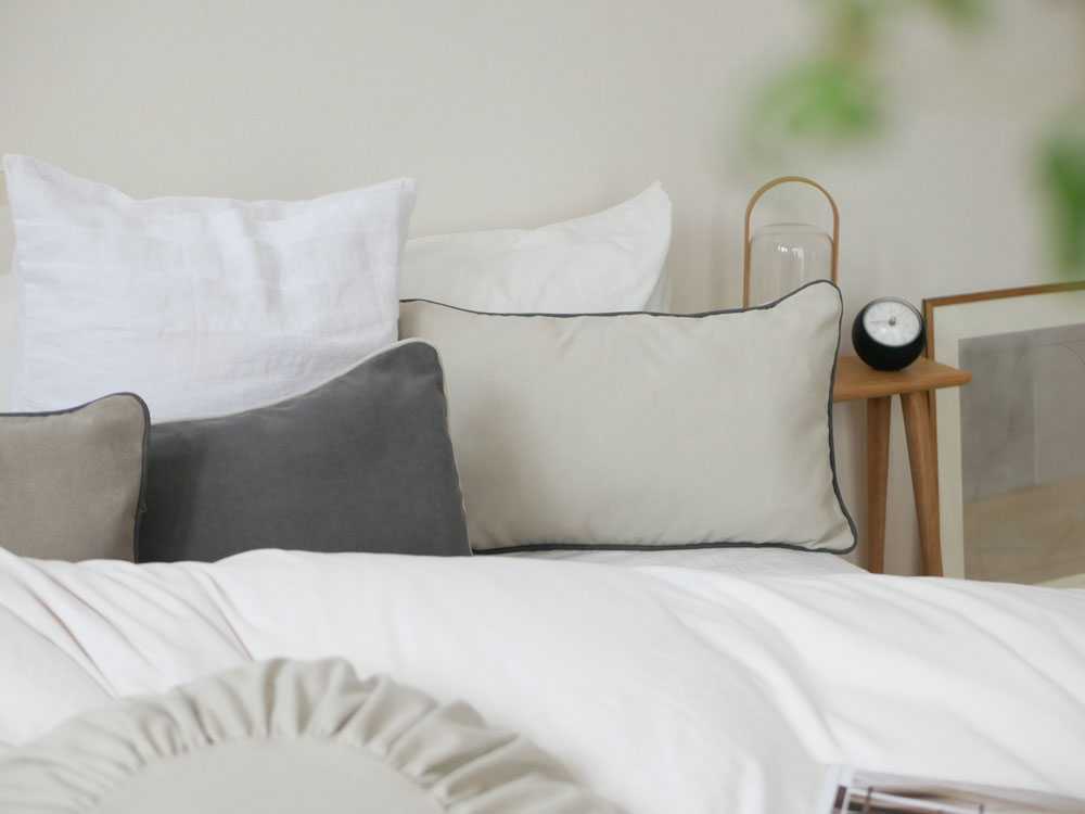 ベッドに並ぶ【Comore Sun】キャンバスクッション