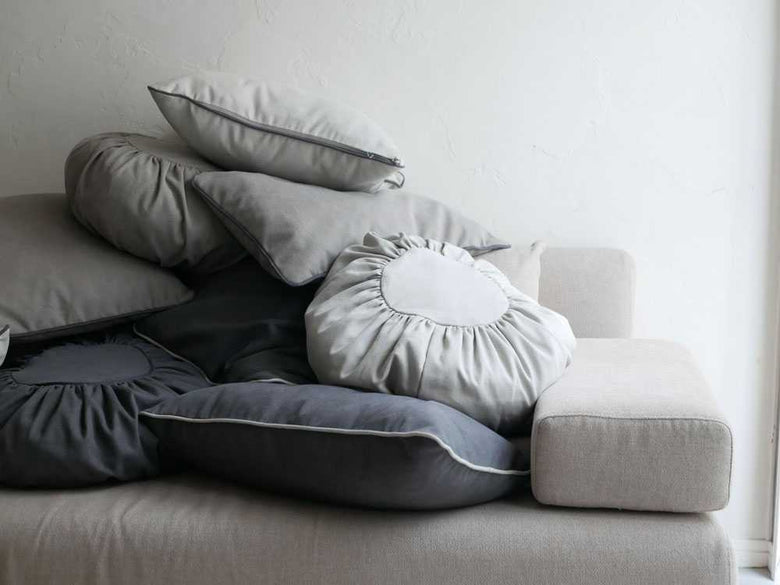 グレーのコットン製キャンバスクッション