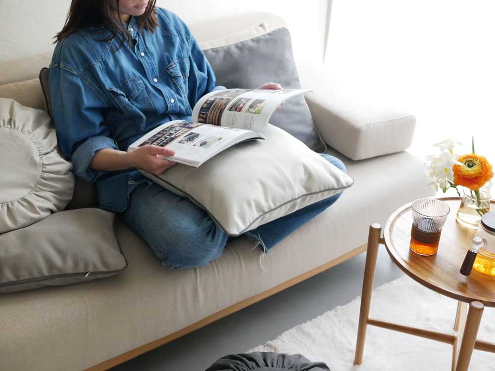 リビングルームのソファに置かれたキャンバスクッション