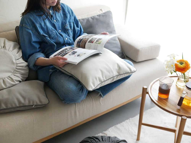 リビングルームのソファに置かれたキャンバスクッション